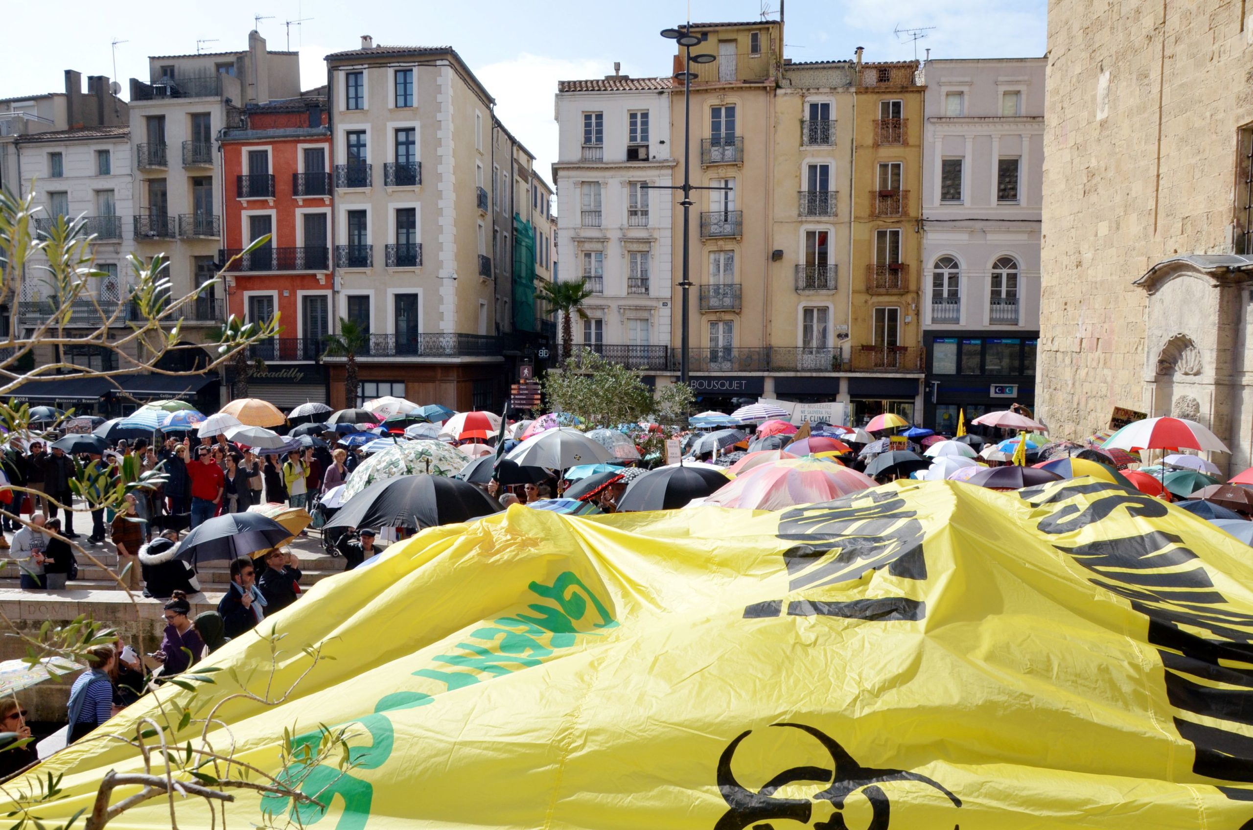 Narbonne : un parterre de parapluies contre les projets d’Orano-Malvési